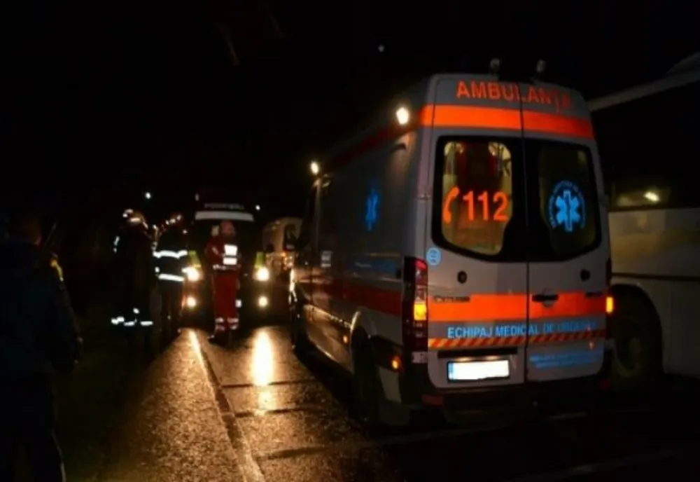 A ajuns la spital după ce două mașini s-au ciocnit