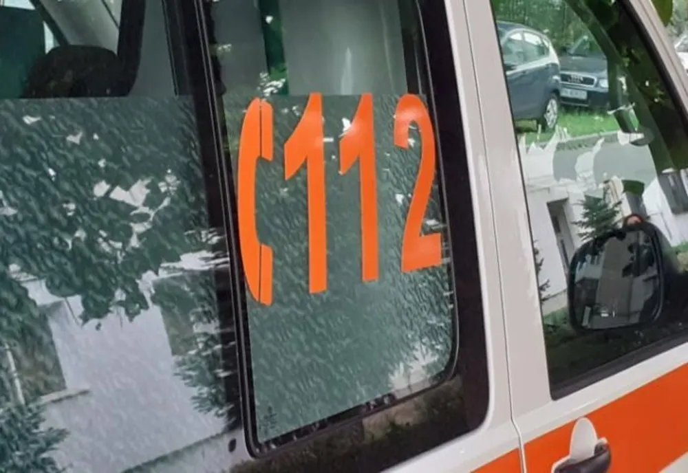 Victimă încarcerată într-o mașină răsturnată