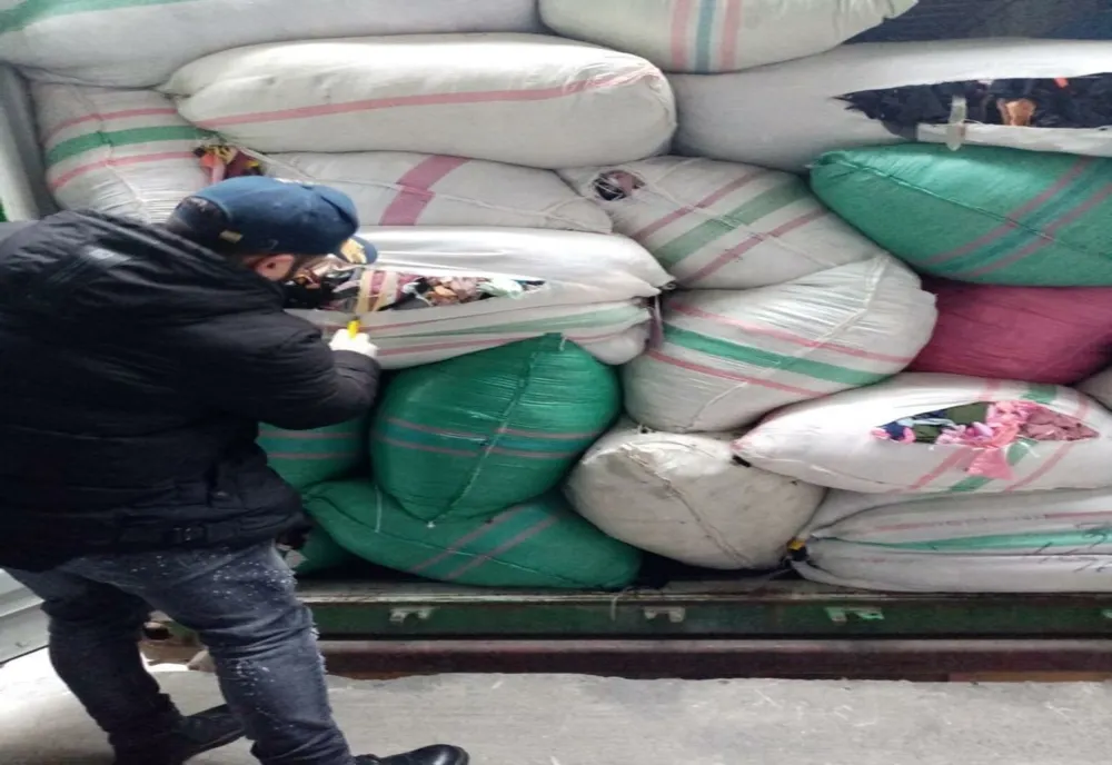 FOTO Container cu peste 15 tone de deşeuri textile din Indonezia, descoperit în Portul Constanţa 