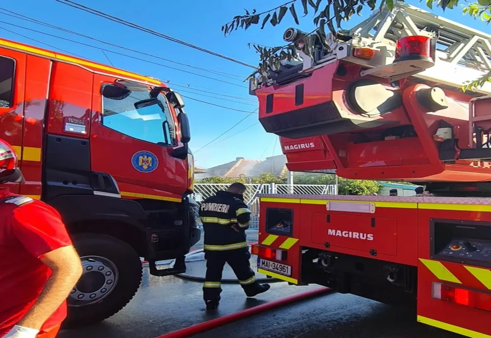 Casă cuprinsă de flăcări. Un bărbat transportat la spital