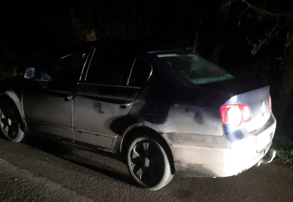 Minor fără permis, prins la plimbare cu mașina pe un drum comunal 