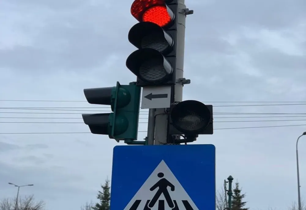 Au rămas fără permis de conducere după ce au trecut pe roșu