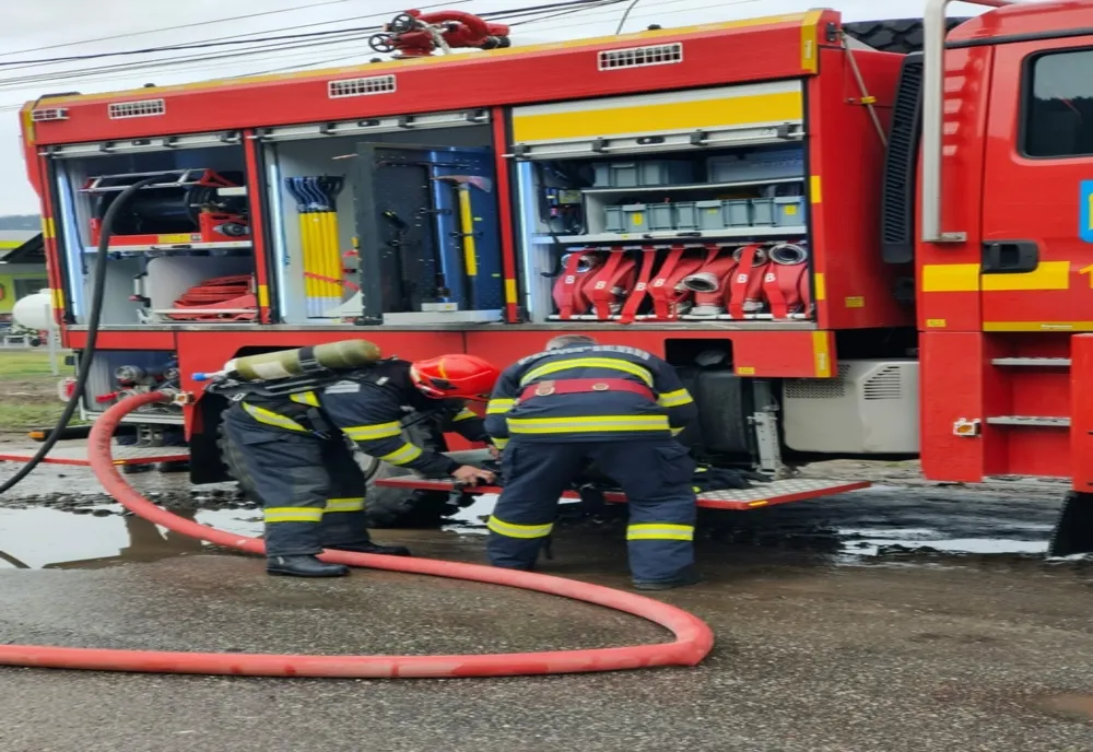 Rulotă cuprinsă de flăcări. Un  bărbat la spital cu arsuri
