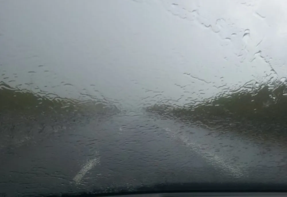 Atenție. șoferi! Ploaie torențială pe Autostrada A2, apă pe carosabil
