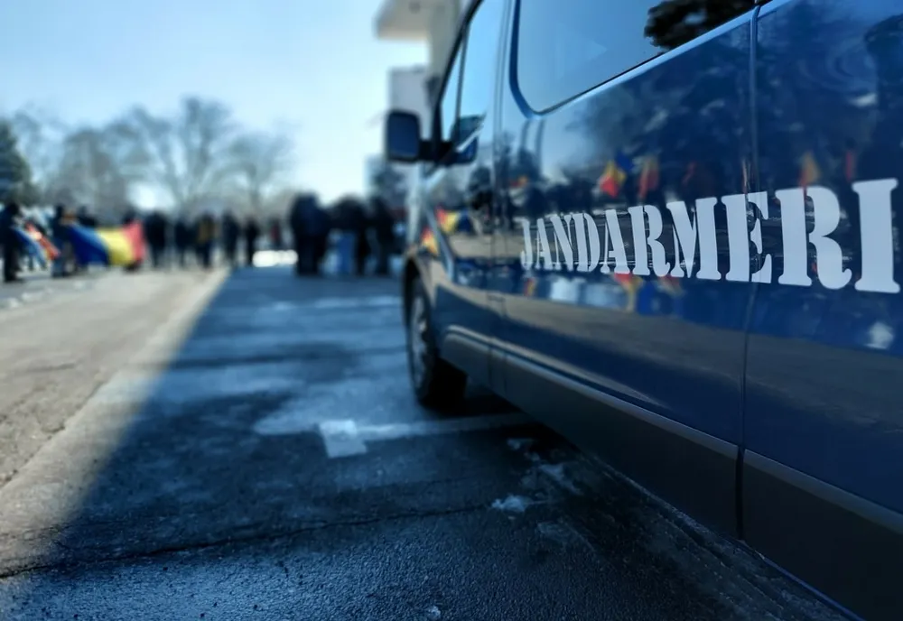  Tineri ridicați de jandarmi după ce au fost prinși cu droguri pe litoral