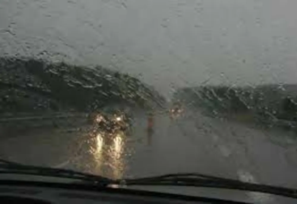 Ploaie torențială pe Autostrada București - Constanța. Vizibilitate redusă