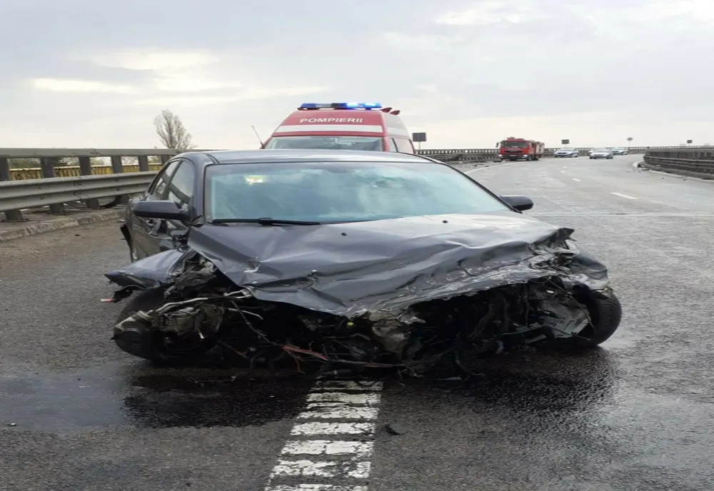 Autoturism intrat în parapet. Două victime