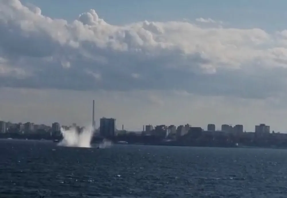  FOTO VIDEO Mină detonată de scafandrii în Marea Neagră, în apropierea litoralului
