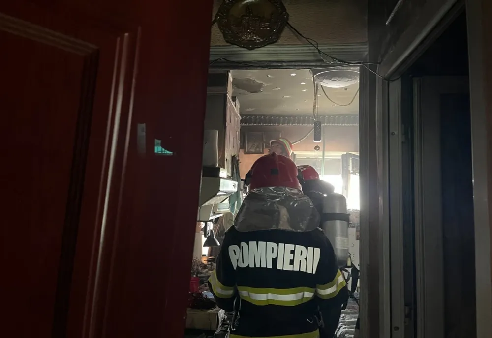 VIDEO Incendiu într-o garsonieră din municipiul Tulcea. Un bărbat la spital