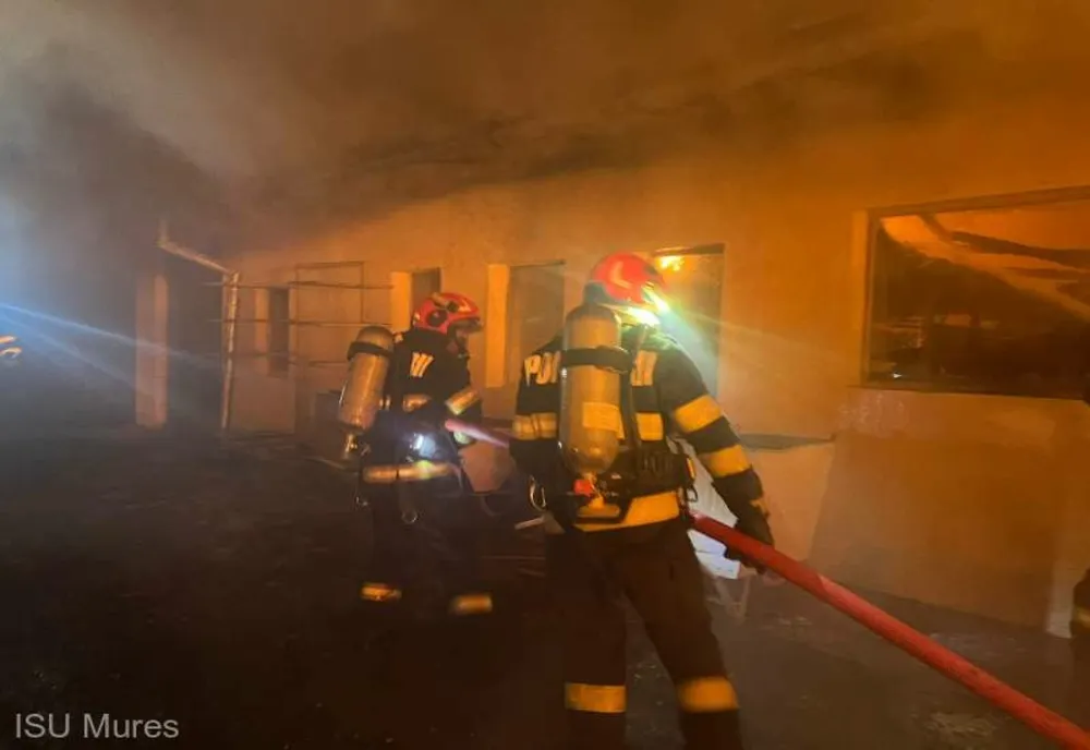 12 PERSOANE EVACUATE DINTR-UN BLOC, DUPĂ IZBUCNIREA UNUI INCENDIU ÎNTR-UN APARTAMENT