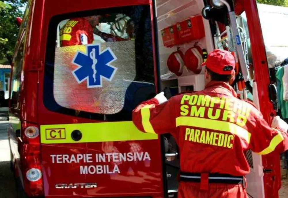 ACCIDENT GRAV ÎN CONSTANȚA. O MOTOCICLETĂ A LOVIT UN PIETON ȘI S-A IZBIT DE UN STÂLP. TREI PERSOANE RĂNITE