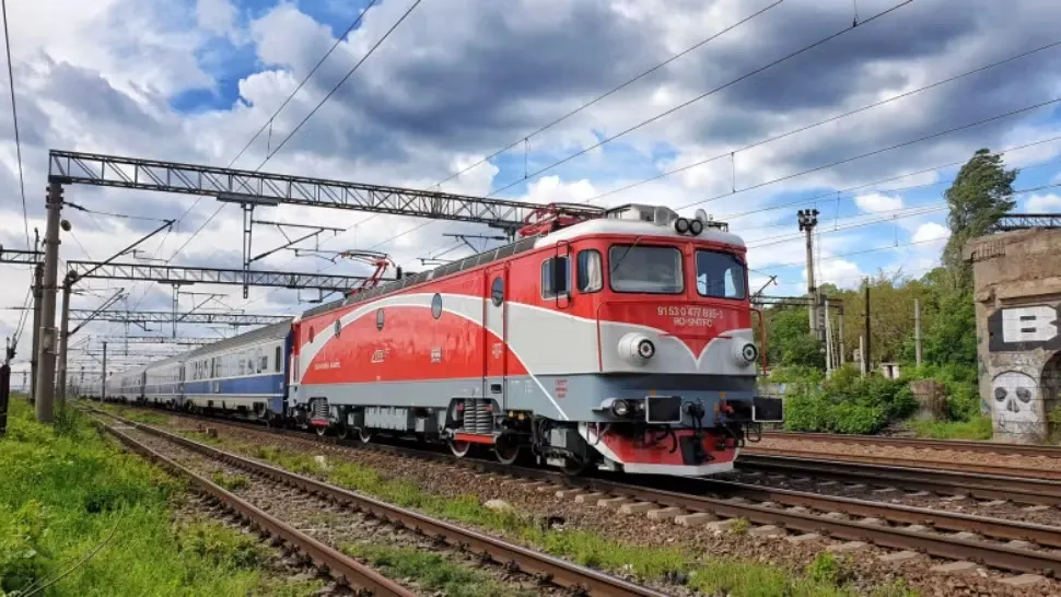 Accident feroviar neobișnuit în Constanța. Un autoturism a fost lovit de un tren de călători