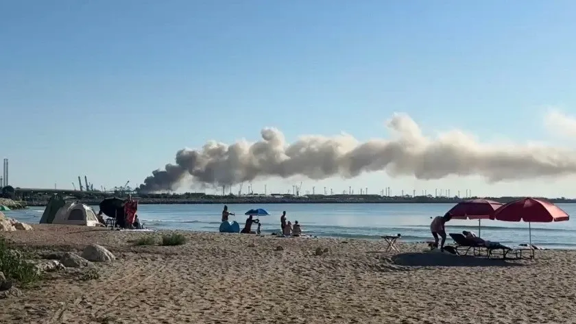Nor uriaș de fum, vizibil de pe plaja din Eforie Nord, după incendiul izbucnit în Portul Agigea