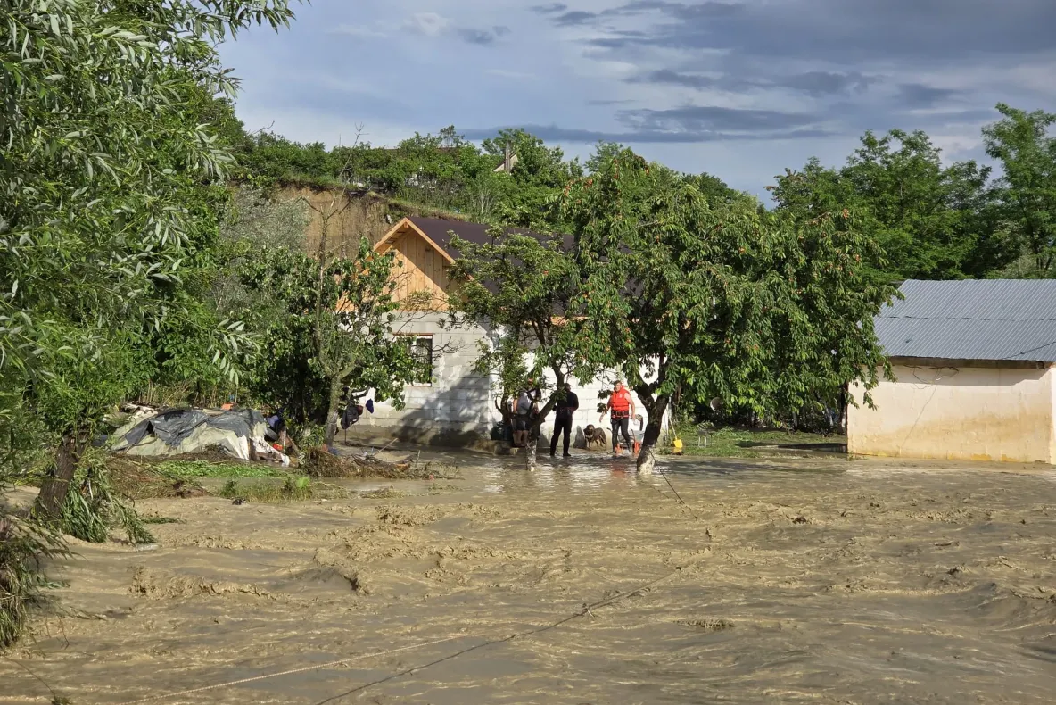 Alerte hidrologice, până marți. Cod portocaliu și Cod galben de viituri în șapte bazine hidrografice și pe râurile din Dobrogea