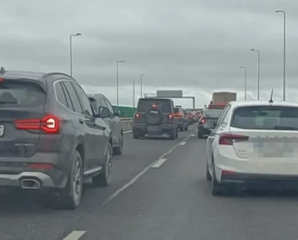 Accident pe drumul spre mare! Doi copii, răniți după impactul dintre trei mașini: coloană de 7 kilometri