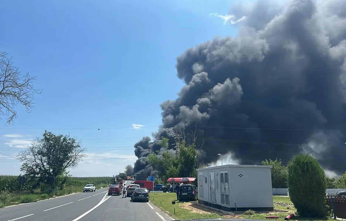 Incendiu violent pe DN2A, după impactul dintre o autocisternă cu benzină și un buldoexcavator - VIDEO