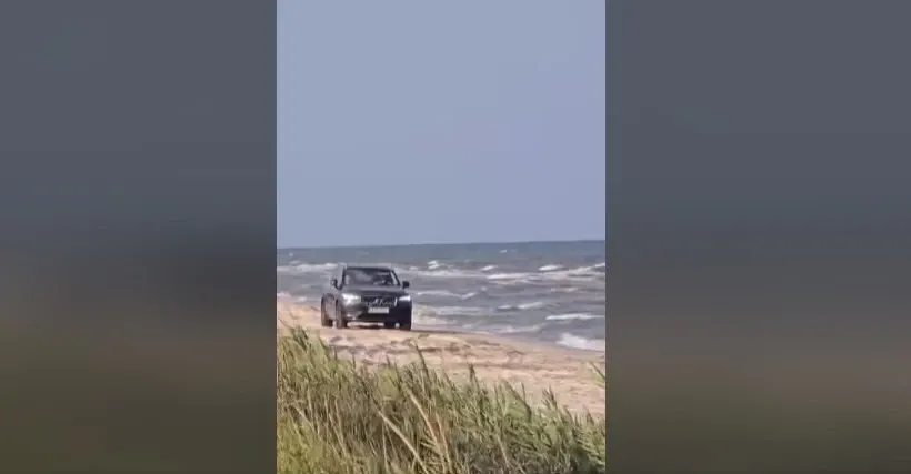 Șofer amendat după ce a intrat cu mașina pe plaja din Vadu. Imaginile cu autoturismul printre turiști au devenit virale