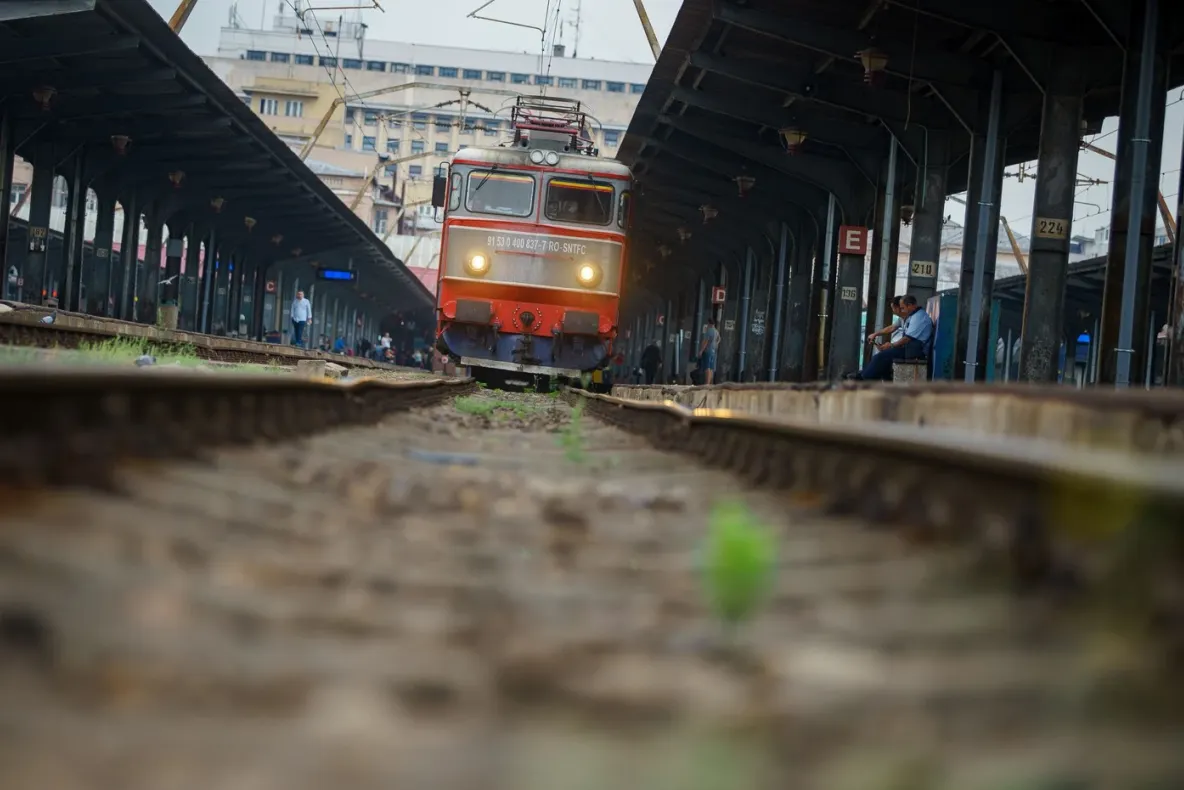 Trafic feroviar perturbat între staţiile Palas şi Constanţa. Mai multe cabluri au fost avariate accidental de utilaje 
