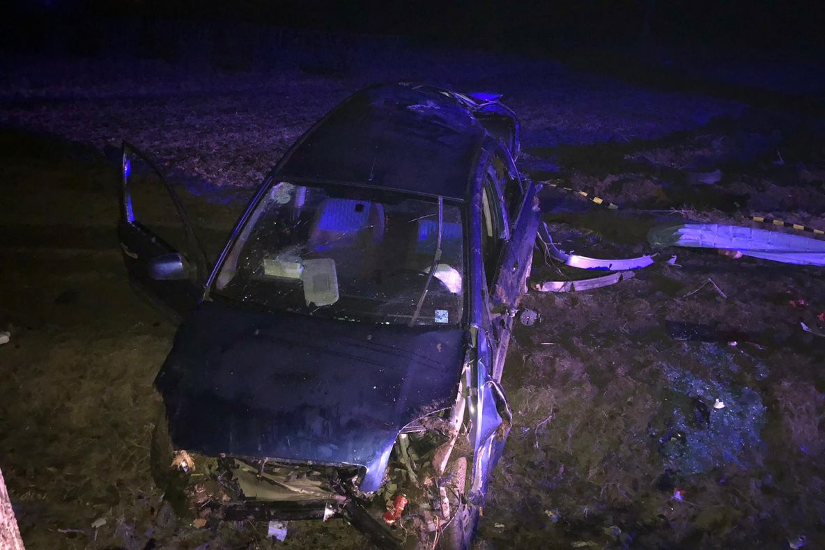 Șofer mort după ce a intrat cu mașina într-un copac