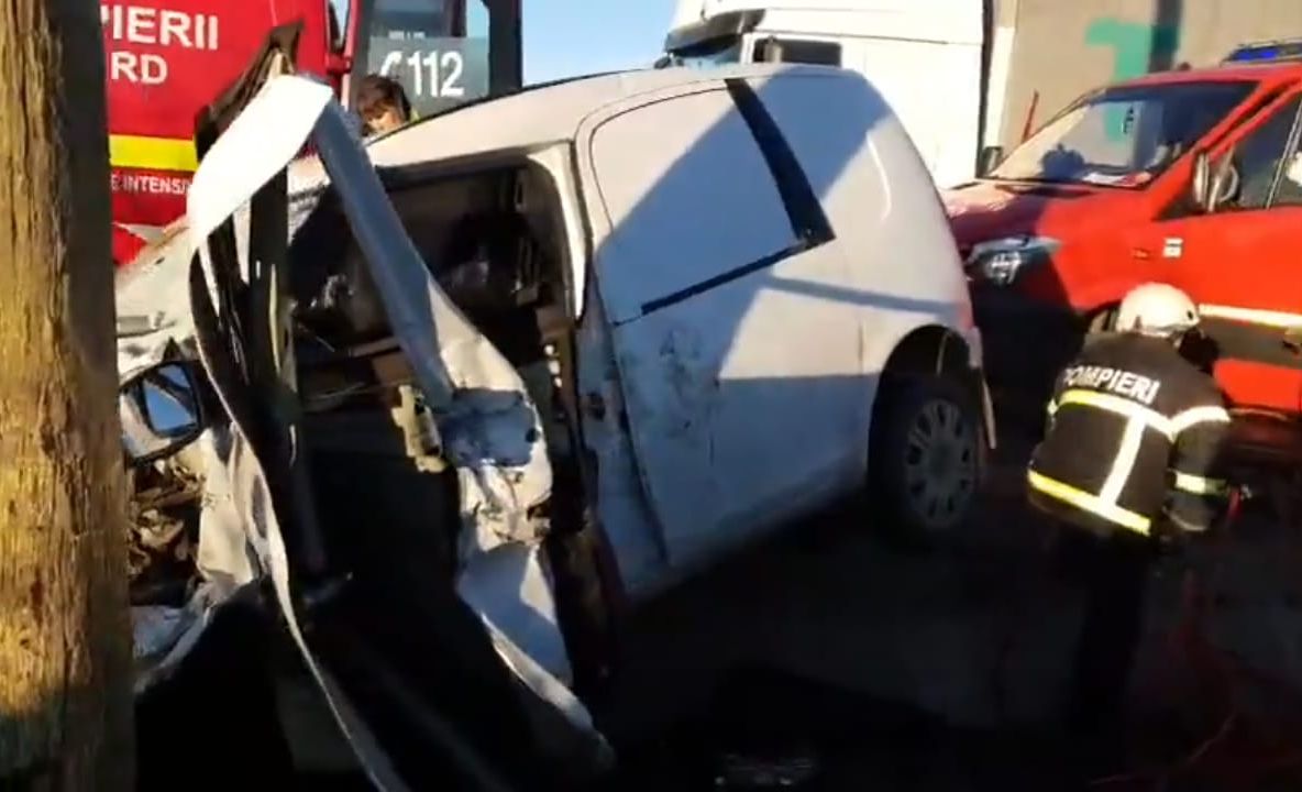 FOTO| Accident rutier grav. Persoană încarcerată