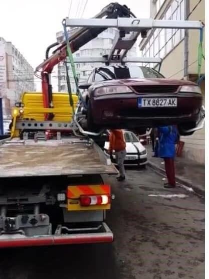Primăria Constanța începe să ridice autoturismele abandonate pe domeniul public