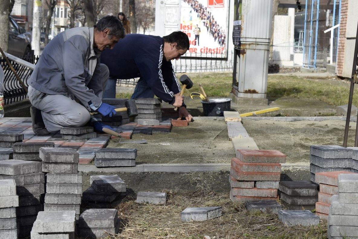 Primăria Mangalia reabilitează trotuarele și aleile de acces în blocuri