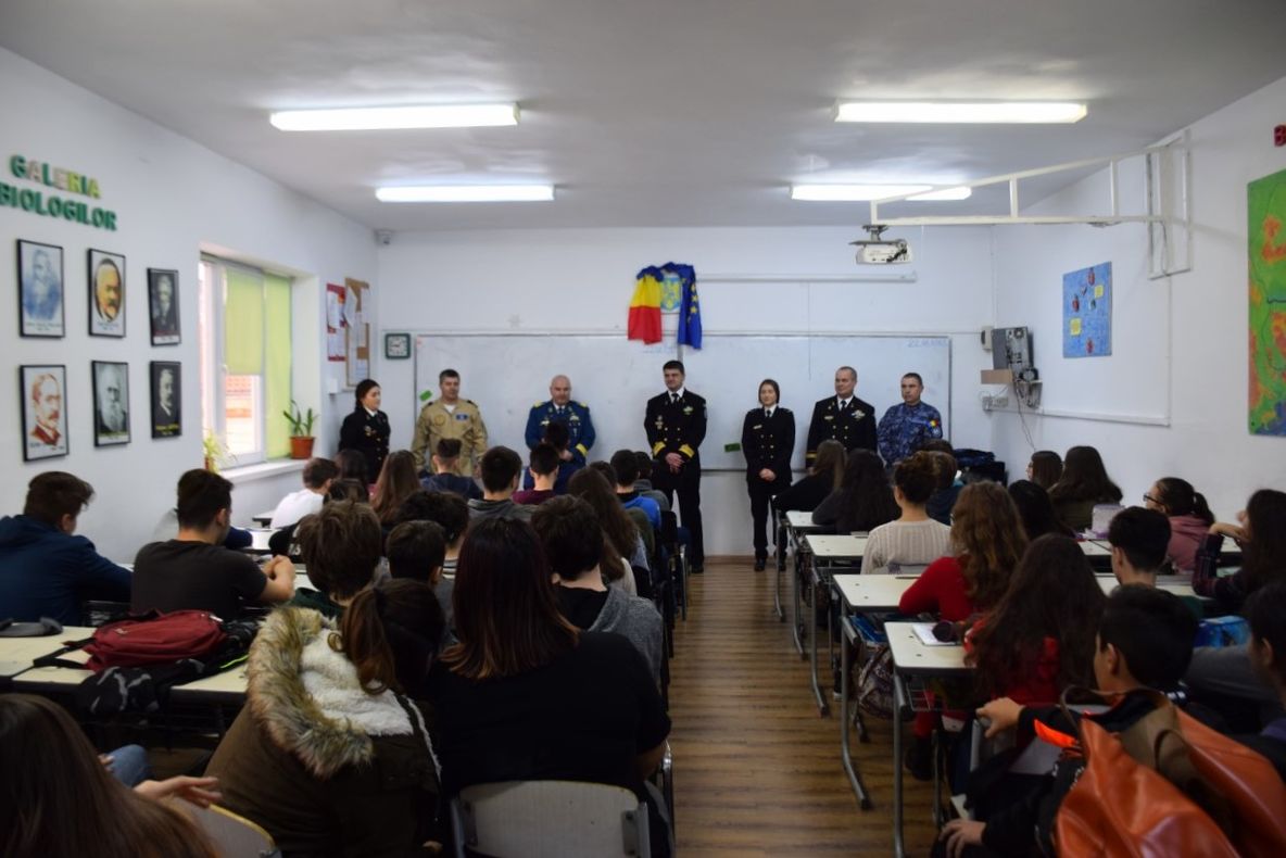 Marinarii militari aduc marea aproape de elevii din județul Vrancea