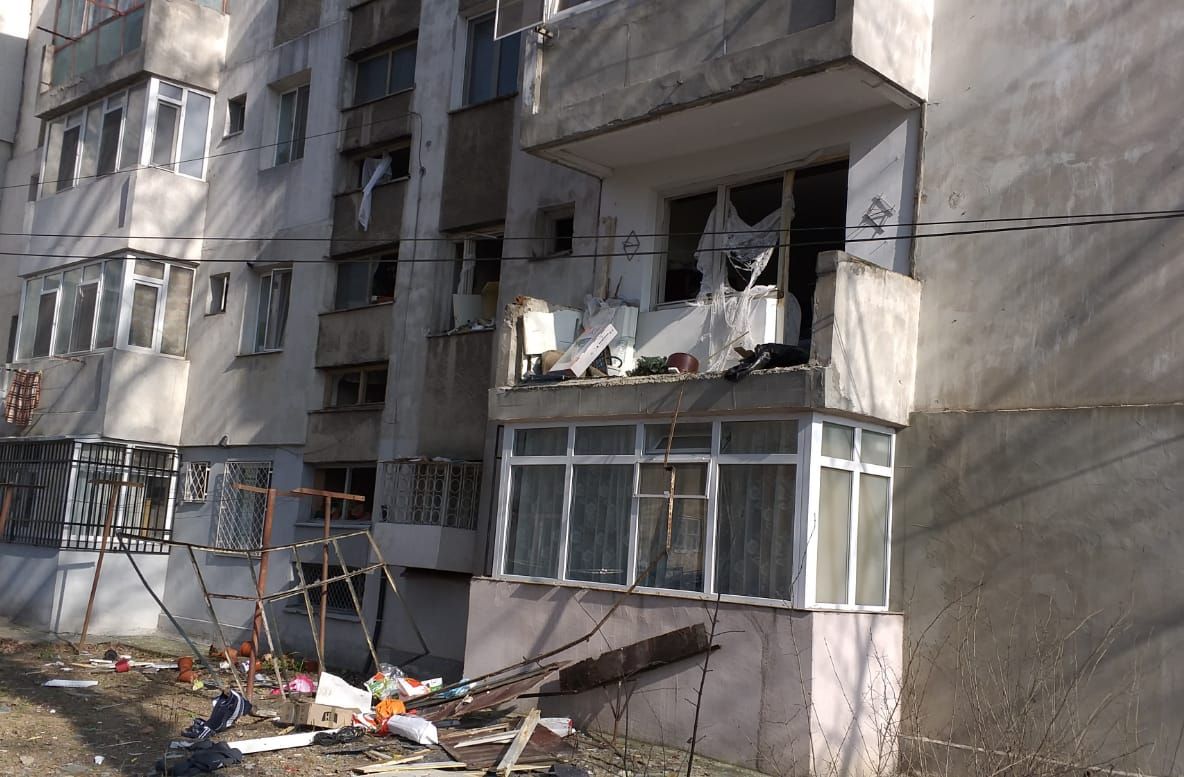 Femeie rănită după ce o butelie a explodat într-un bloc din Constanța (video)