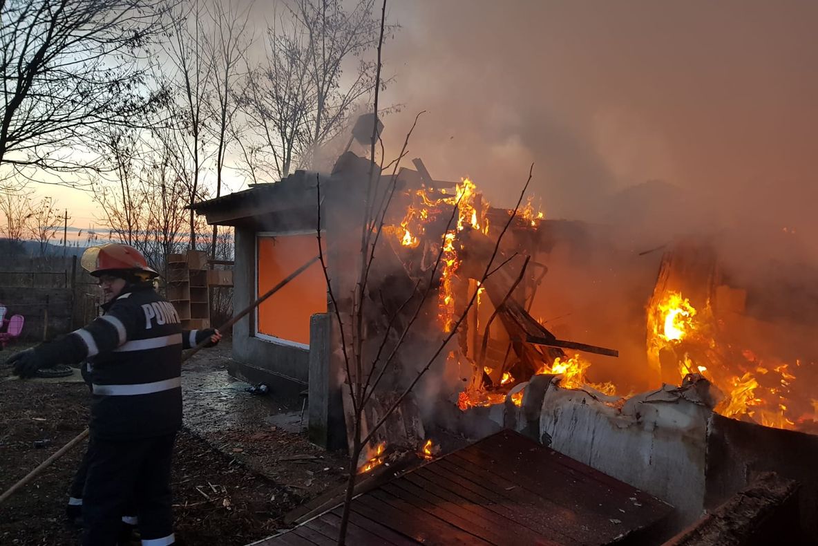 Case distruse de un incendiu la Făclia; zeci de persoane s-au autoevacuat