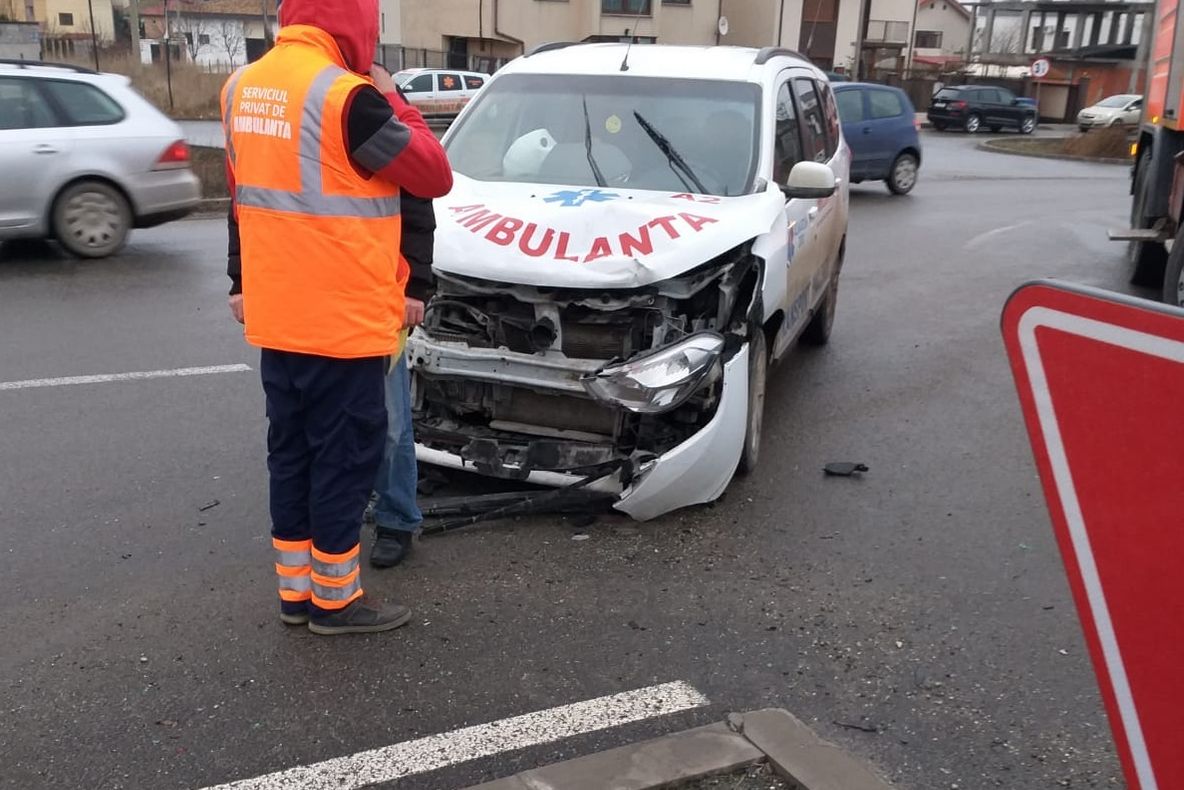 Ambulanță privată implicată în accident