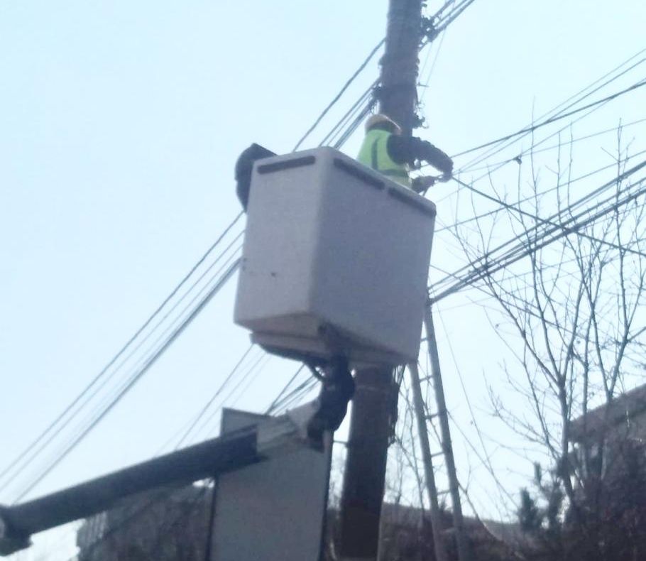 Se taie cablurile pe bulevardul Aurel Vlaicu – acestea vor fi mutate în subteran