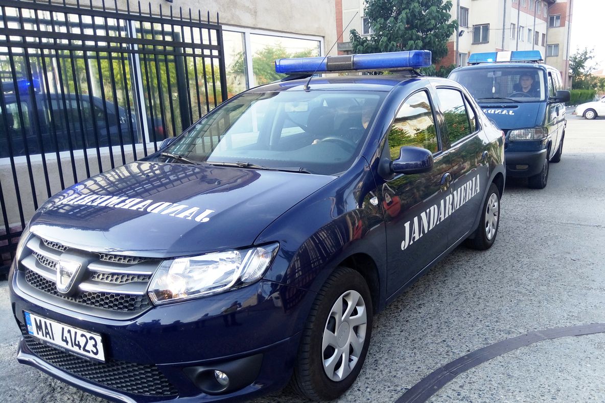 Portofele cu bani returnate de jandarmi proprietarilor