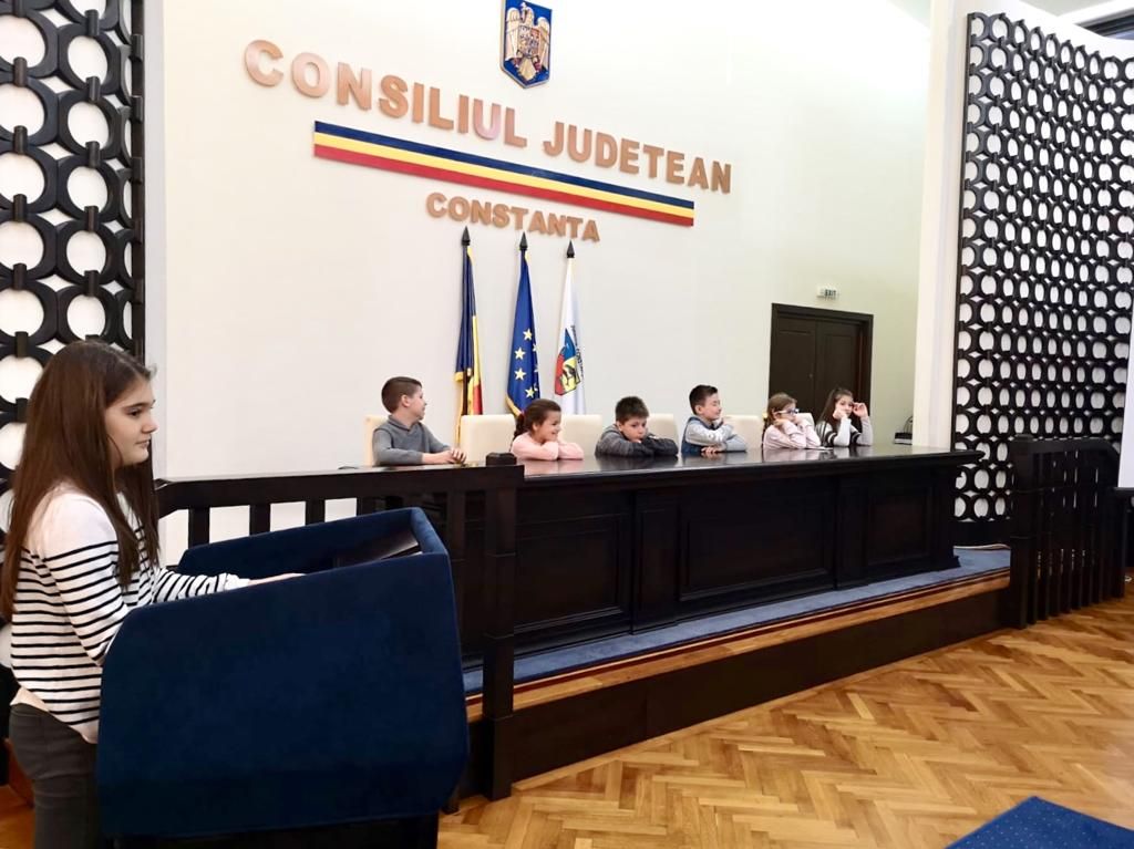 Elevi de clasa a III-a, primari, viceprimari și consilieri locali pentru o zi