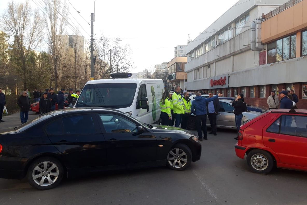 FOTO| Neatenția la volan. Trei mașini avariate și două persoane rănite