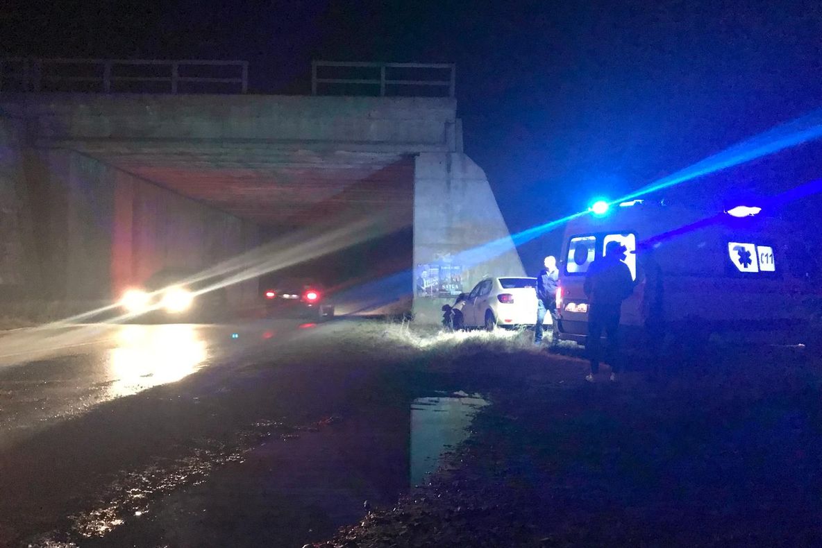 FOTO VIDEO| UN șofer de taxi a intrat cu mașina într-un cap de pod