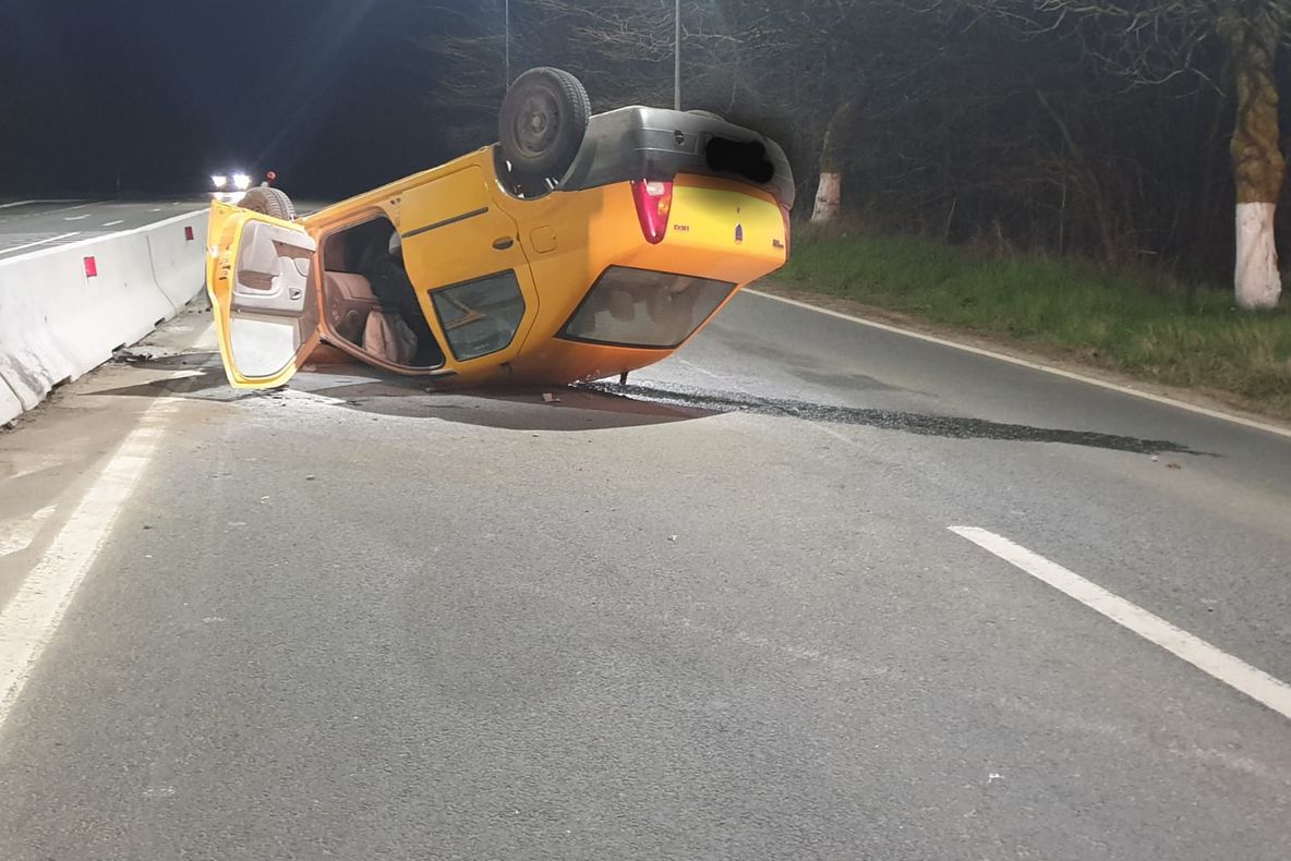 FOTO| S-a răsturnat cu mașina, după ce s-a urcat beat la volan
