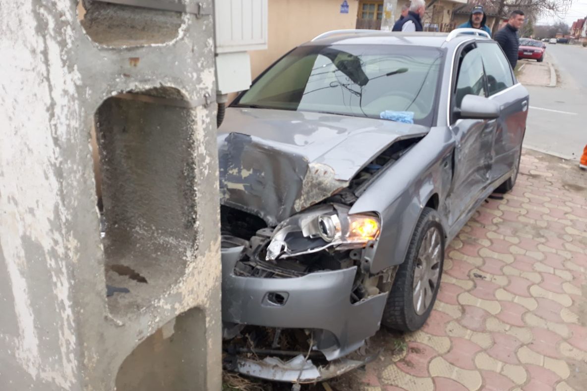 VIDEO| Accident spectaculos. Mașină proiectată într-un stâlp