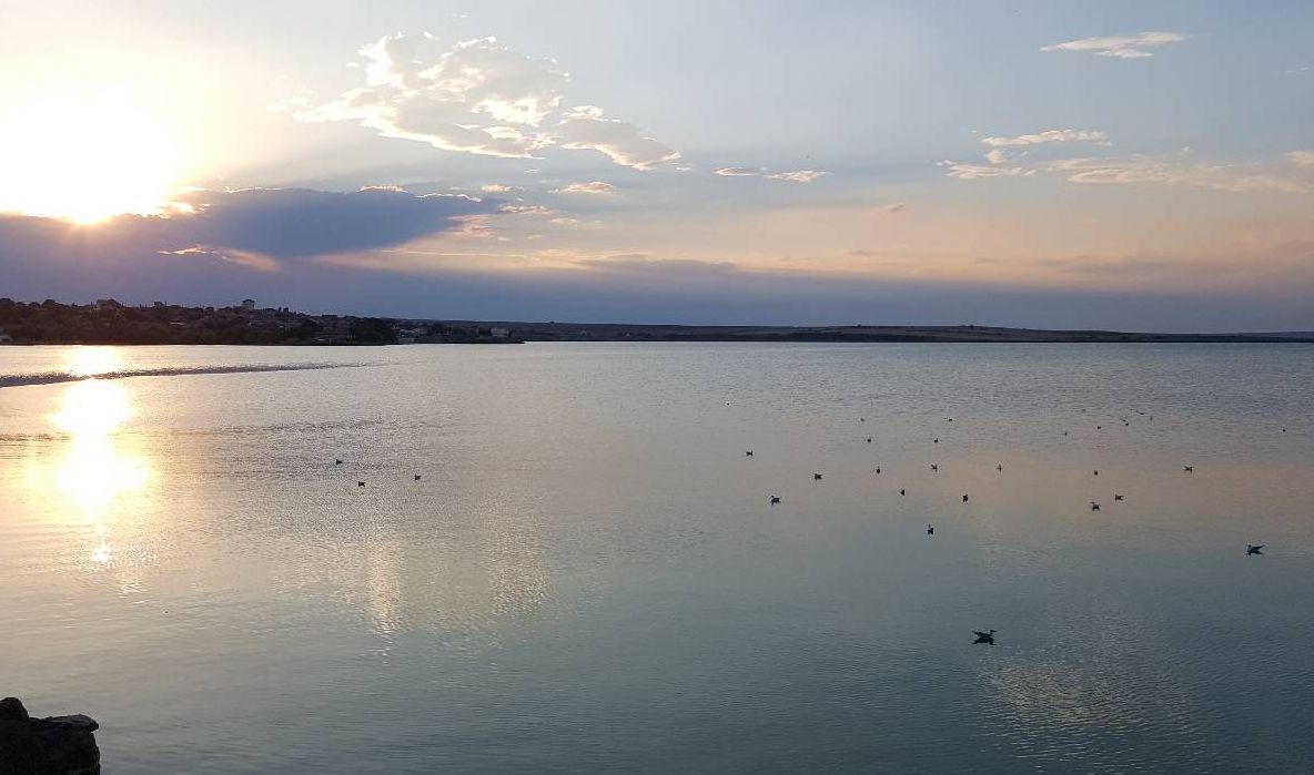 Alertă pe lacul Tașaul. Barcă răsturnată