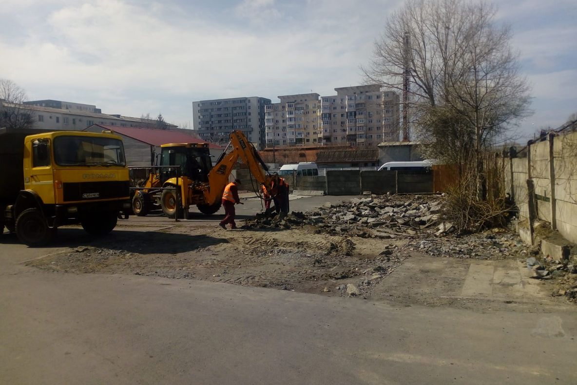 Noi locuri de parcare în locul garajelor, pe strada Tulcei