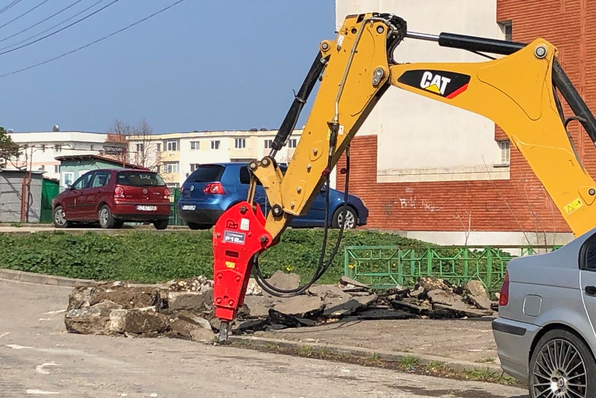 A început reabilitarea trotuarelor din cartierul de case al Mangaliei