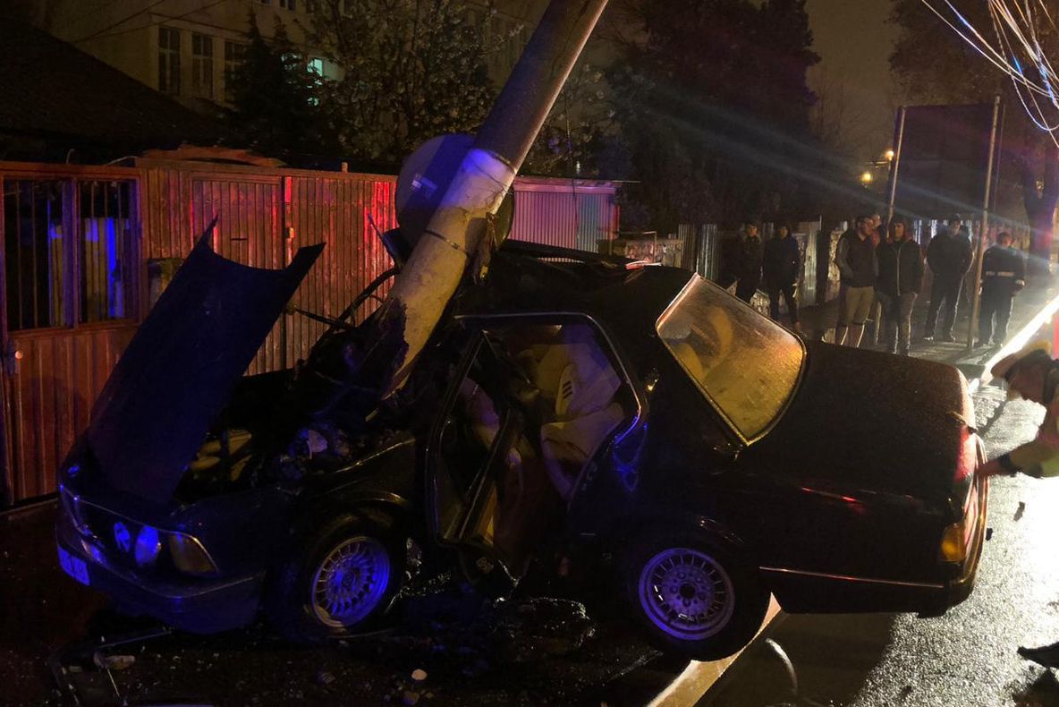 FOTO VIDEO| În comă după ce a intrat cu mașina în stâlp