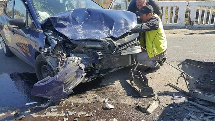 FOTO| Alcoolul face victime. Două mașini proiectate în stâlp
