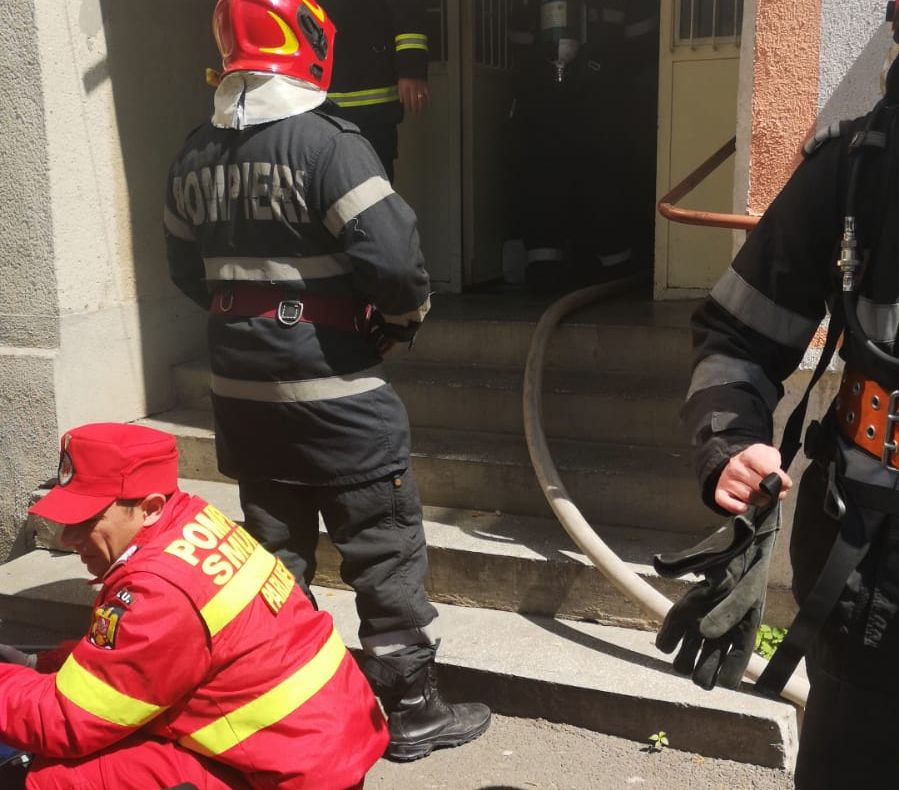 FOTO VIDEO| Incendiu într-un apartament din Constanța