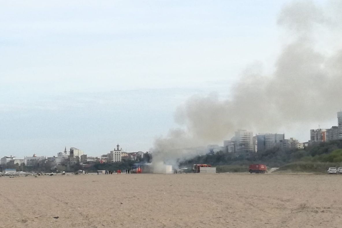 VIDEO| Incendiu la o terasă pe plaja Trei Papuci