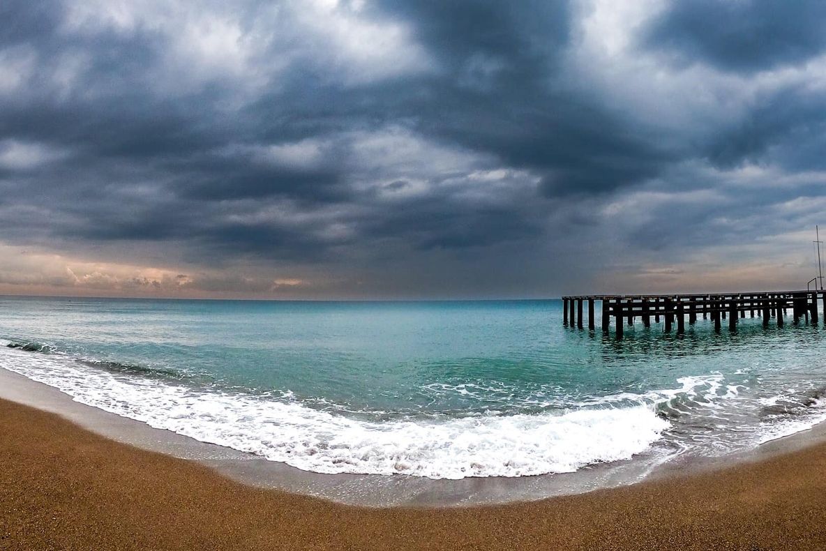 Instabilitate atmosferică accentuată și Cod Galben de vânt, astăzi, pe litoral