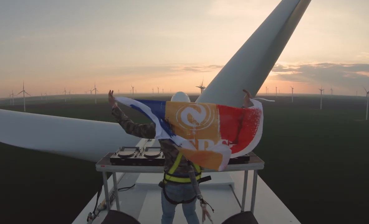 FOTO| Neversea. Un DJ a mixat în premieră mondială, de pe o turbină eoliană, la 100 de metri  înălțime!