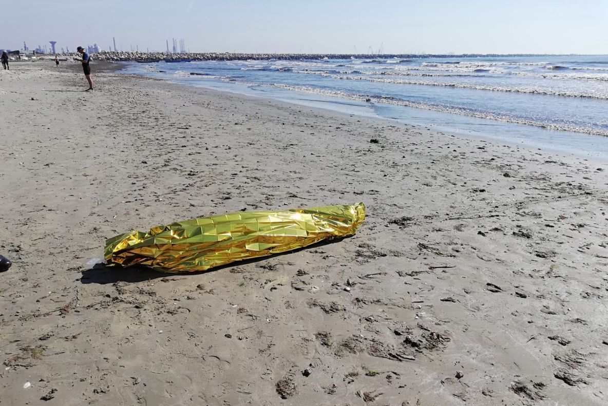 Trupul elevului de 16 ani, dispărut în apele mării, a fost adus de valuri la țărm