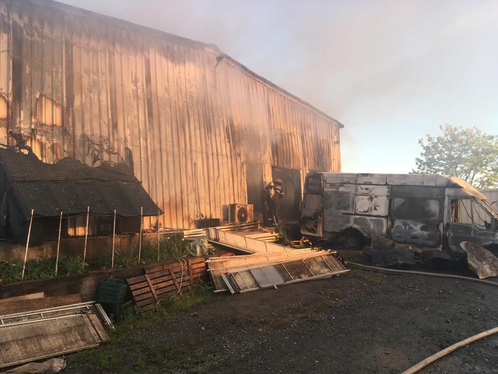 FOTO VIDEO| Incendiu puternic la o brutărie din Tuzla. Intervin patru autospeciale