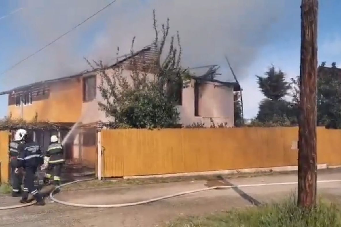 FOTO VIDEO| La un pas de dezastru în Eforie Nord. Arde o casă