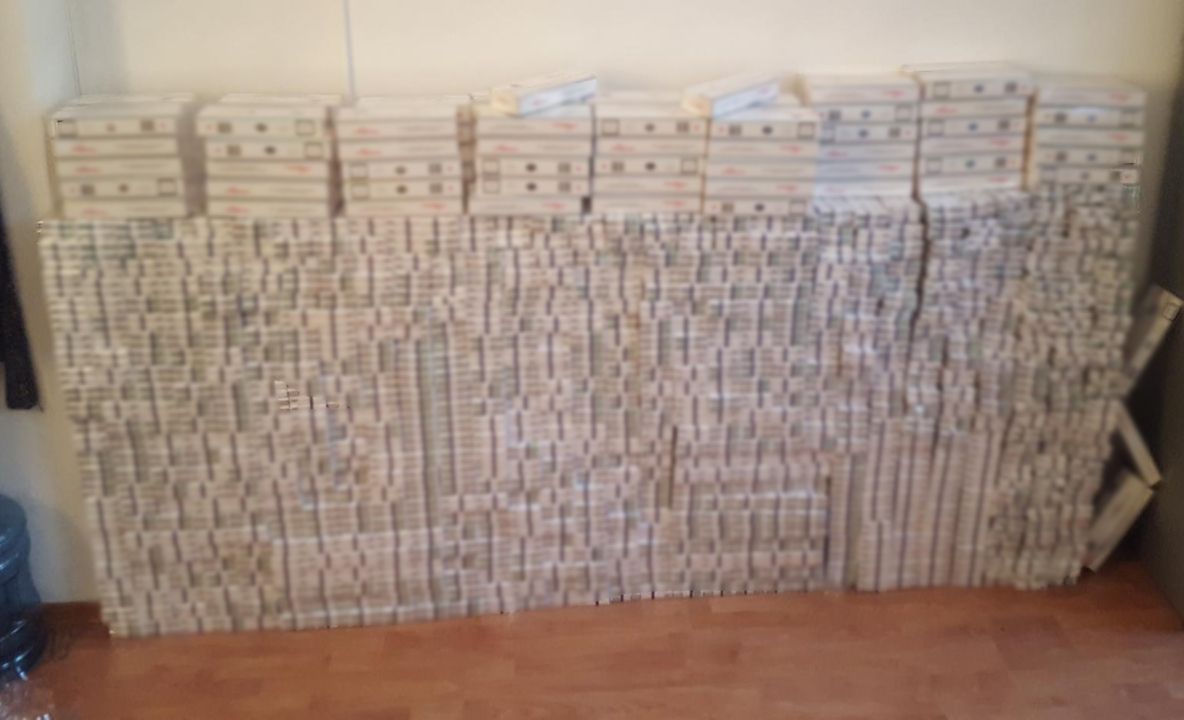 Zeci de mii de pachete cu țigări de contrabandă, descoperite de polițiștii de frontieră (foto + video)